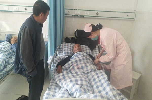 版书村大贫困户摔倒_副本.jpg