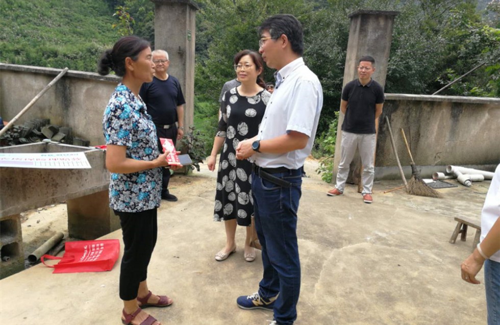 7月13日党组走访凡村.jpg