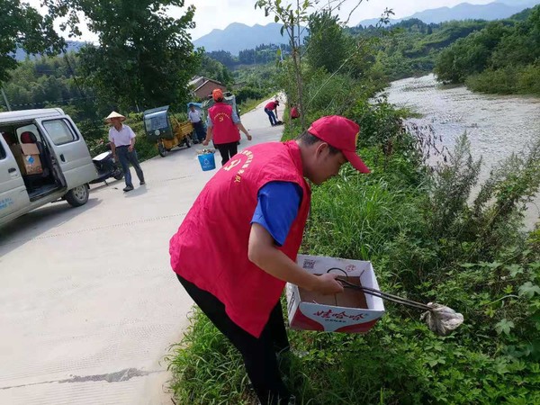 三溪镇建强村:为民办实事 党员齐上阵.jpg