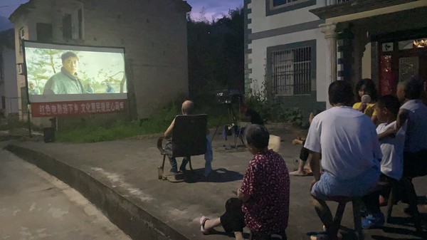 旌德县三溪镇路西村：红色电影送下乡 文化惠民暖民心.jpg