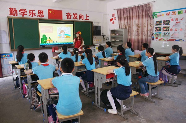 6月22日，安徽宣城旌德县供电公司党员服务队在孙村镇中心小学向学生介绍安全用电知识。（孙芸芸）.jpg