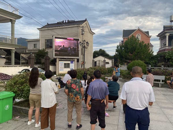 旌德县三溪镇：红色电影让纳凉变得有声有色.jpg