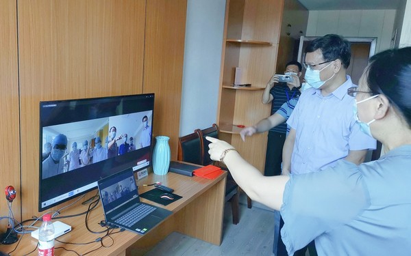 2222刘明辉副县长到县集中隔离医学观察点慰问驻点工作人员(2021.7.29)(1)(1).jpg