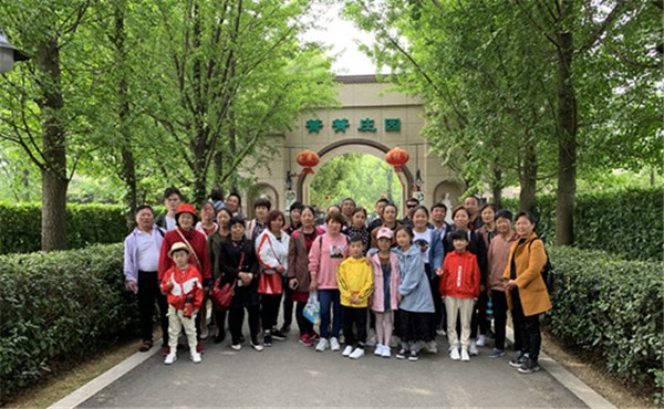 4月19日，启航学校组织后勤职工开展箐箐庄园研学旅行活动.png