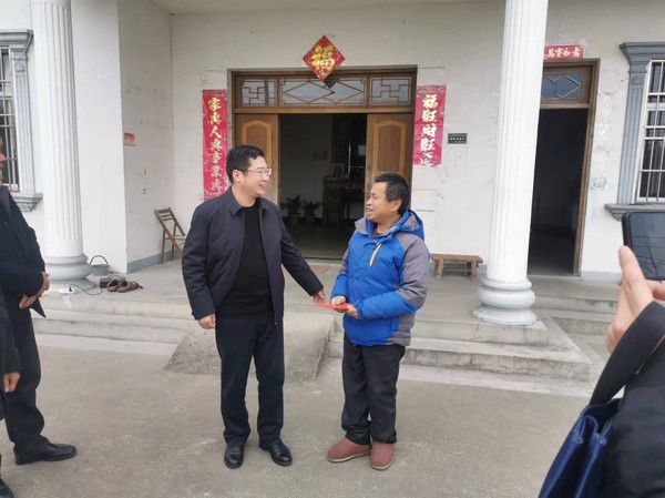 王沧浪走访慰问困难群众党员.png