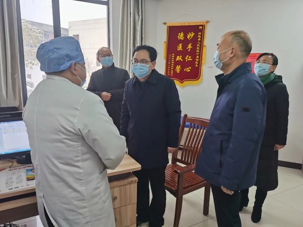 书记、县长为一线干部职工送去关怀和新春祝福2.webp.jpg
