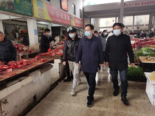 书记、县长为一线干部职工送去关怀和新春祝福7.webp.jpg