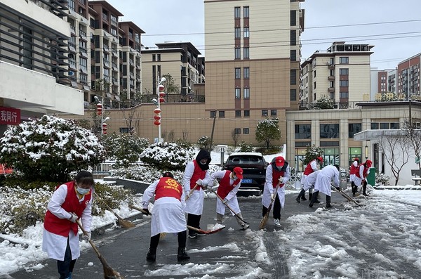 22222.7保健院清扫积雪.jpg