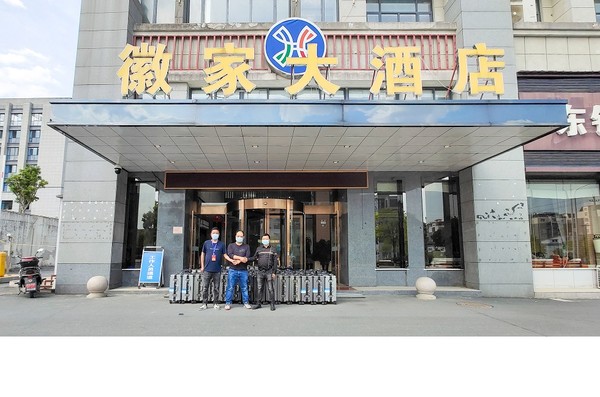 222224.13旌德县智慧口腔向援沪人员捐赠拉杆箱2.jpg