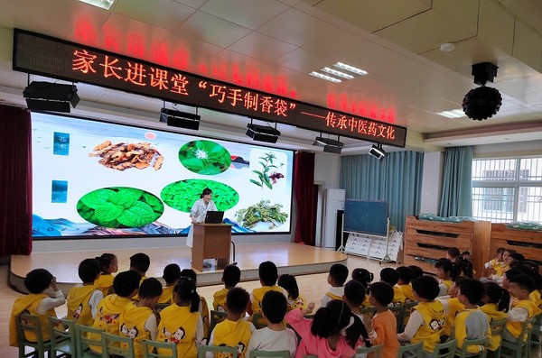 2222旌德县人民医院与县示范幼儿园开展&ldquo;浓情端午  巧手制香包活动&rdquo; (2).jpg