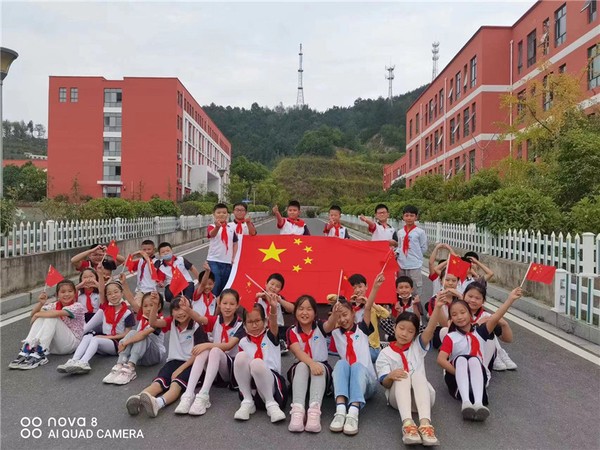 2022.9.26国庆前夕，梓阳学校开展“我与国旗合个影”活动.jpg