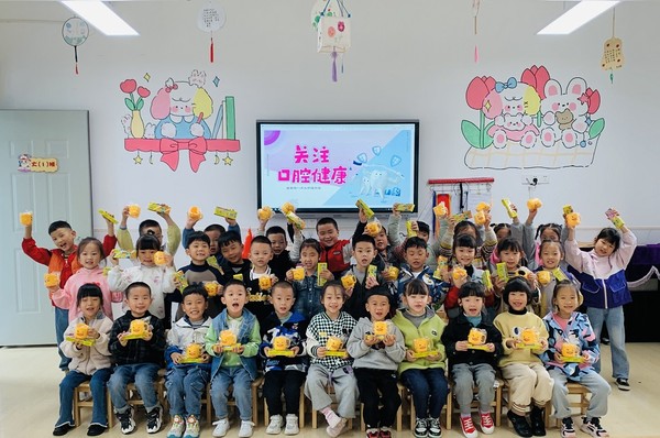 3333关注口腔健康，从娃娃抓起&mdash;&mdash;县疾控中心开展免费发放爱牙护牙套装活动 (2).jpg